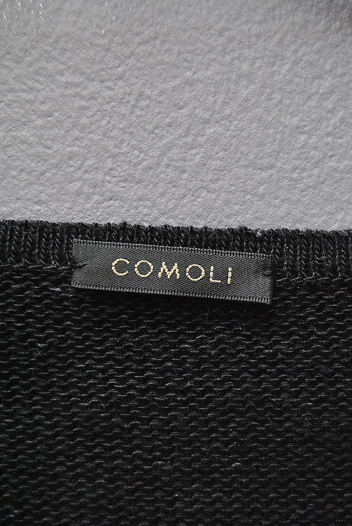 COMOLI ブラックVネックニット