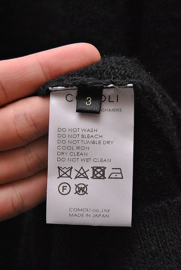 COMOLI カシミヤ製品染Vネックニット