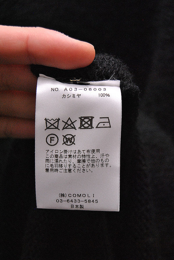 COMOLI カシミヤ製品染Vネックニット