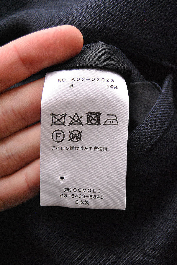 COMOLI ウールサージパンツ