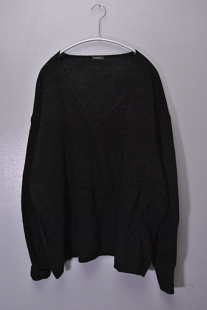COMOLI ブラックVネックニット