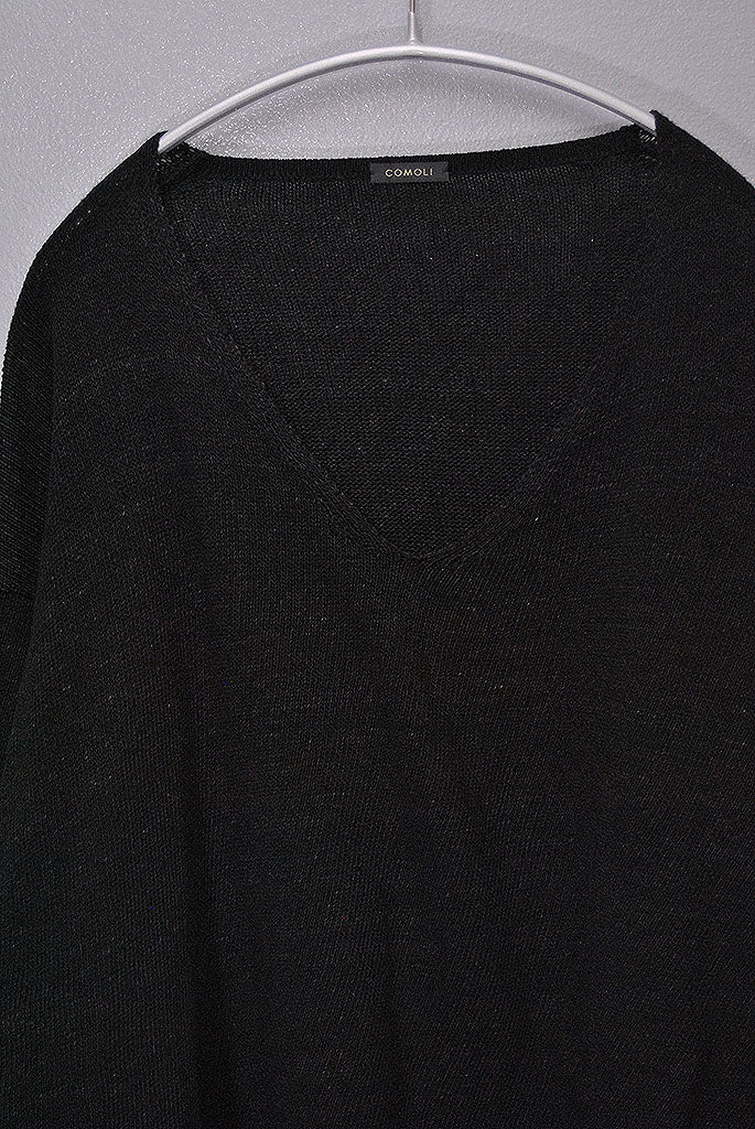 COMOLI ブラックVネックニット