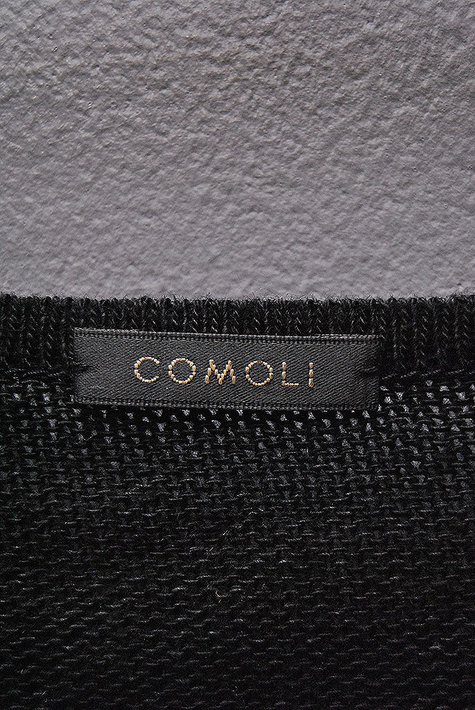 COMOLI ブラックVネックニット