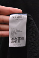 COMOLI ブラックVネックニット