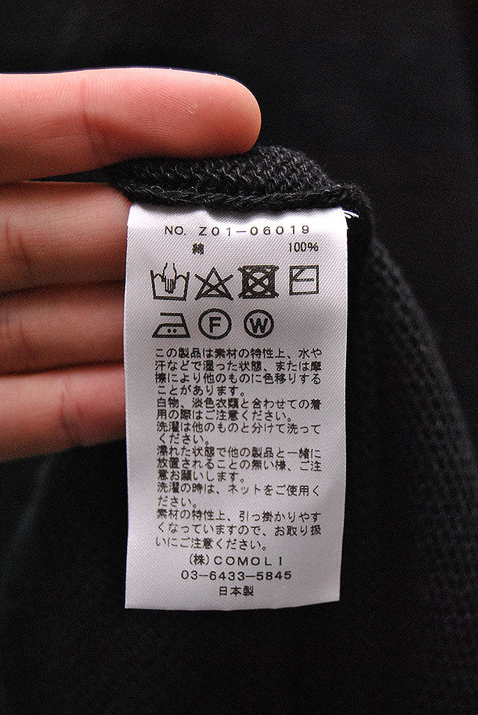 COMOLI ブラックVネックニット