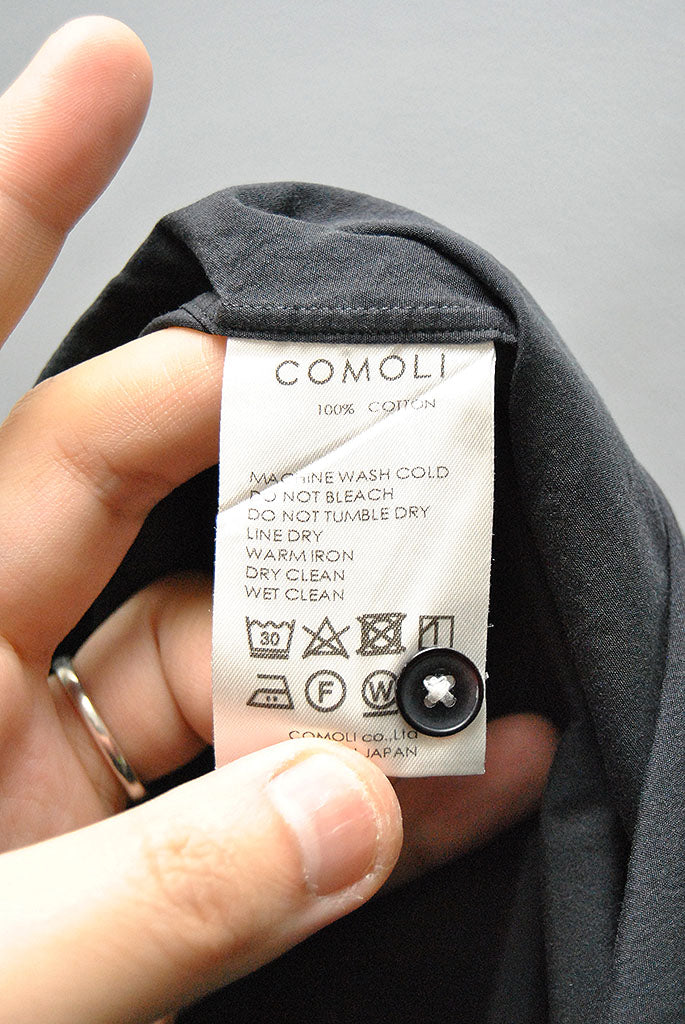 COMOLI バンドカラーシャツ