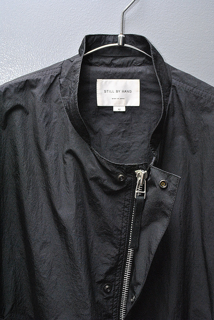 STILL BY HAND Water-Repellent Crisp Nylon Coat