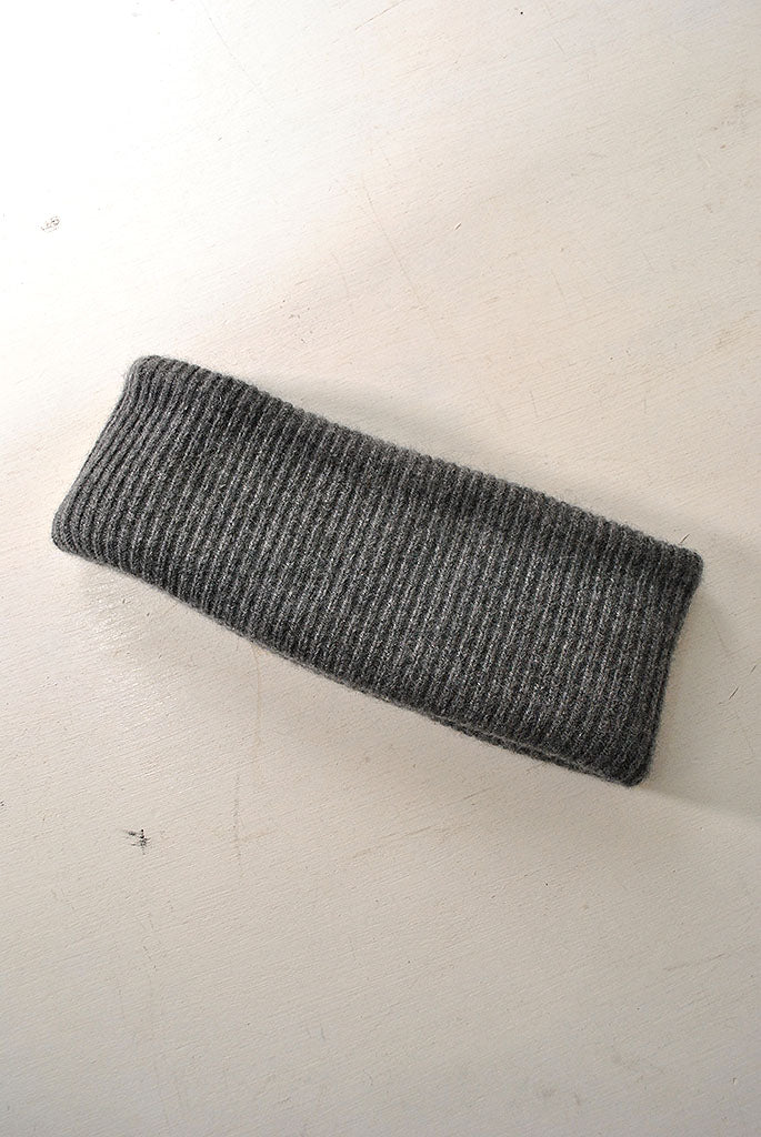 UNIVERSAL PRODUCTS × COMES AND GOES CASHMERE NECK WARMER