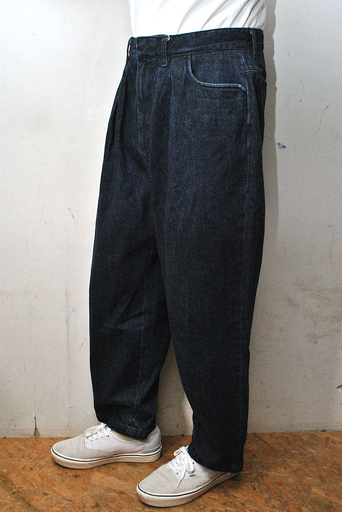 FARAH Two-tuck Wide Tapered Pants