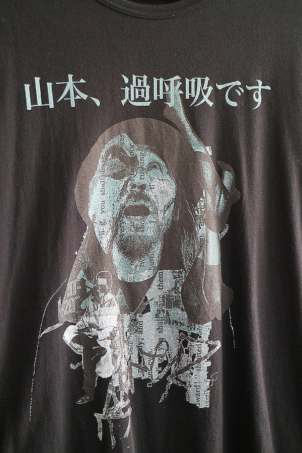 Yohji Yamamoto POUR HOMME 過呼吸　24ss 過呼吸です」「ボクも戦う」ヨウジヤマモト プールオムの背中で