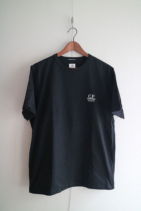【関税込み】C.P. Company ネイビー ロゴパッチ Tシャツ C.P. Company(シーピーカンパニー) Tシャツ・カットソー(メンズ