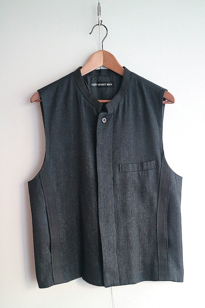 ISSEY MIYAKE MEN SILK VEST
