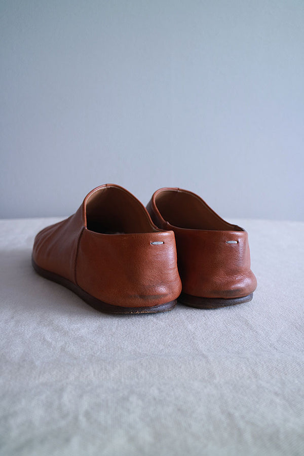 Maison Margiela - TABI CRACKED BABOUCHE | HBX - Globally